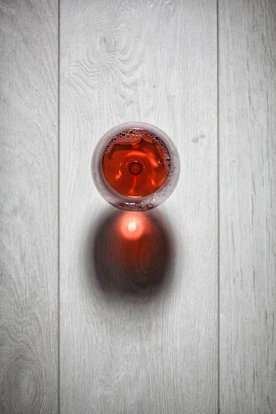 Copa de vino tinto sobre mesa de madera. — Foto de Stock