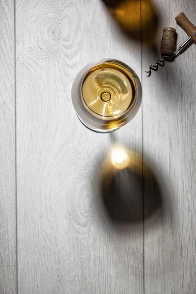 Ahşap masa üzerinde beyaz şarap — Stok fotoğraf