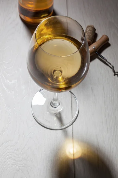 木製のテーブルの上の白ワインのガラス — ストック写真