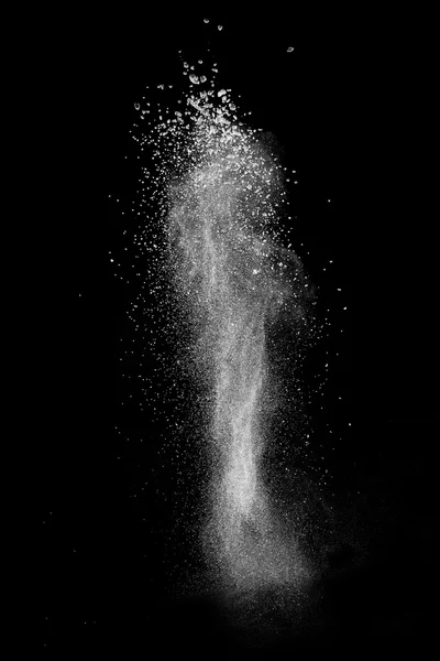 Explosion de poudre blanche isolée sur noir — Photo