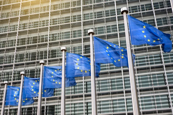 Vlaggen van de Europese Unie voor het Berlaymont — Stockfoto