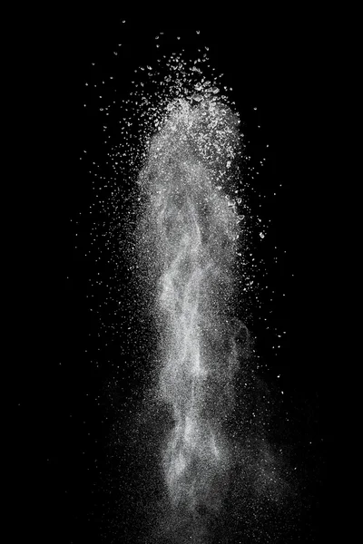 Výbuch bílého prášku izolovaný na černé — Stock fotografie