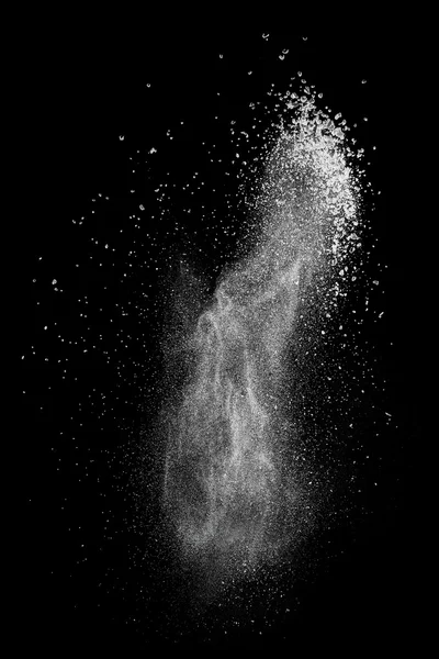 Výbuch bílého prášku izolovaný na černé — Stock fotografie