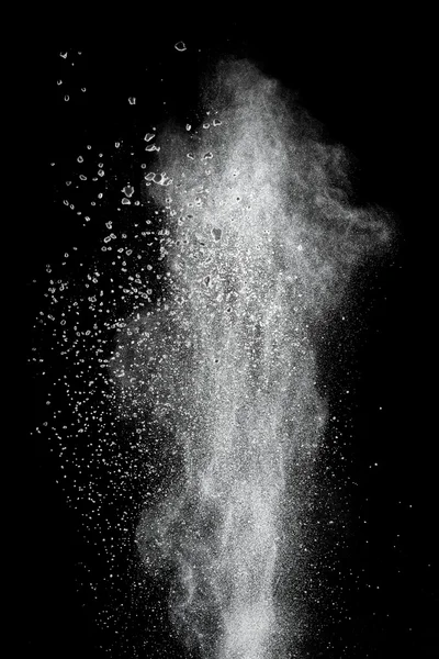 Beyaz toz patlaması siyah üzerine izole edildi — Stok fotoğraf