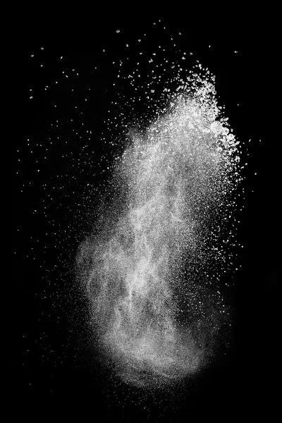 Explosion de poudre blanche isolée sur noir — Photo