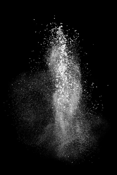 Eksplozja białego proszku izolowana na czarno — Zdjęcie stockowe