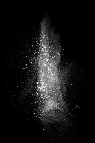 Explosion weißen Pulvers isoliert auf schwarzem Pulver — Stockfoto