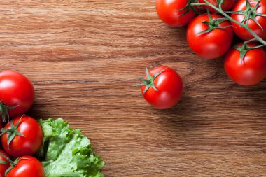 kırmızı domates ile ahşap üzerine yeşil salata
