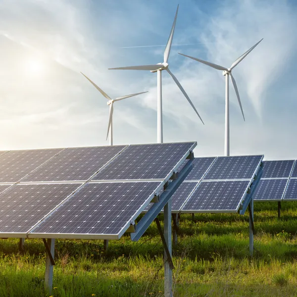 Painéis solares sob o céu — Fotografia de Stock