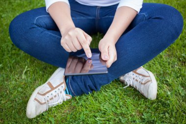 Dijital tablet pc kullanan kadın