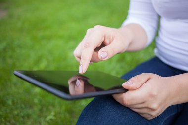 Dijital tablet pc kullanan kadın