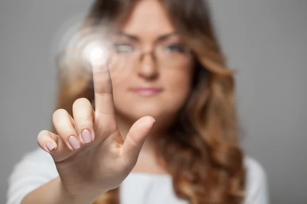 Kvinna att trycka pekskärm knappen — Stockfoto