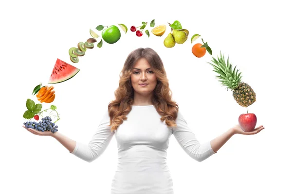 Mujer sonriente con frutas aisladas —  Fotos de Stock