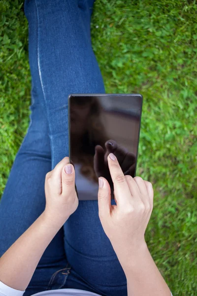 Woman using digital tablet PC — Stock Photo, Image