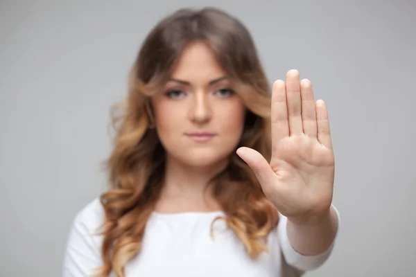 Vrouwelijke hand stopbord geïsoleerd op wit — Stockfoto