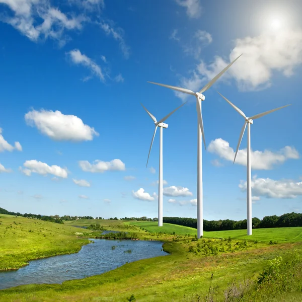 Generatori eolici turbine sul paesaggio estivo — Foto Stock