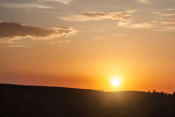 Silhouette des Hügels bei Sonnenuntergang — Stockfoto