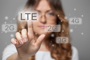 LTE dokunmatik düğmesine basarak kadın