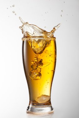 sıçrama ile bira cam içine düşen buz izole
