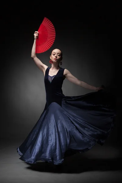 Mulher dançando flamenco no preto — Fotografia de Stock