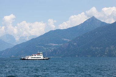 dağlar karşı Como Gölü'nün üzerinde tekne