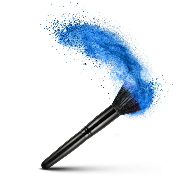 Escova de maquiagem com pó azul isolado — Fotografia de Stock