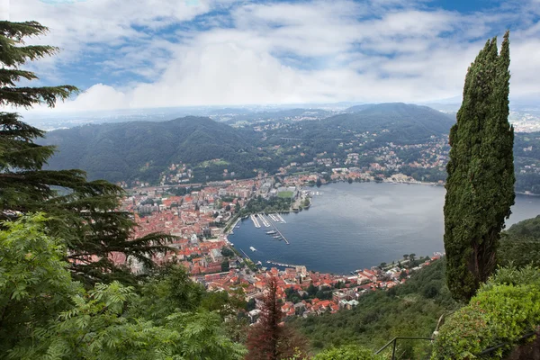 Weergave van como stad op Comomeer in Italië — Stockfoto