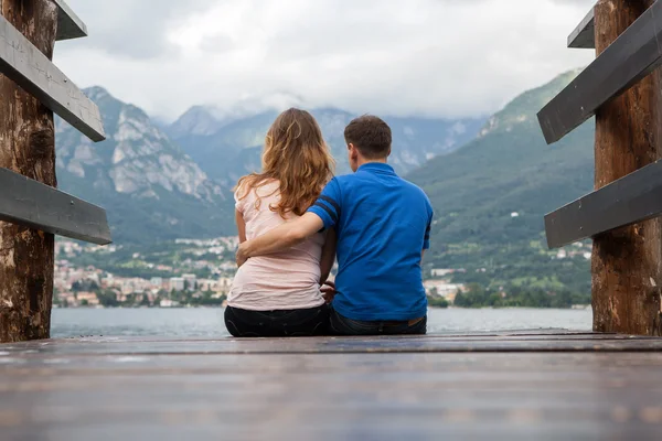 Young couple on the pier looking on Como lake — Stock Photo, Image