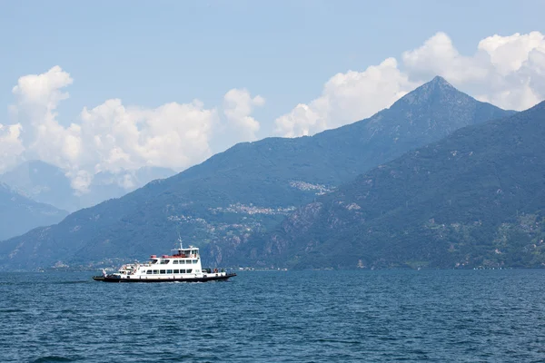 Båt mot bergen vid Comosjön — Stockfoto