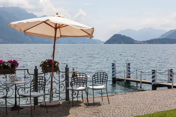 Café en el paseo marítimo en Menaggio, Lago Como — Foto de Stock