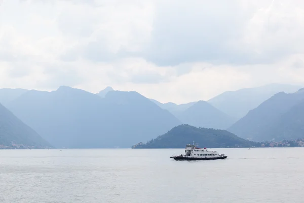 Barco contra montañas en el Lago de Como — Foto de Stock