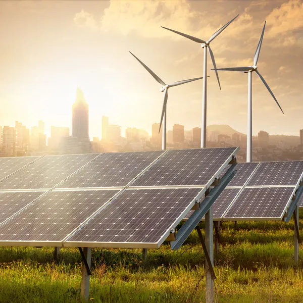 Paneles solares bajo el cielo —  Fotos de Stock