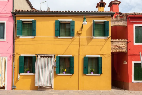 Kolor domy na wyspie burano w pobliżu Wenecja — Zdjęcie stockowe