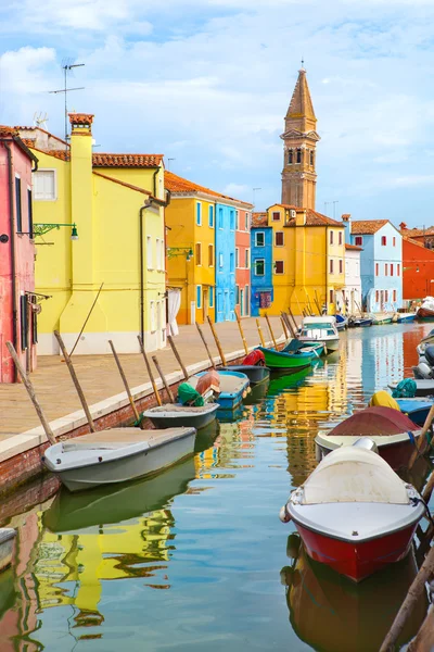 Color houses with boats on Burano island near Venice — Stock Photo, Image