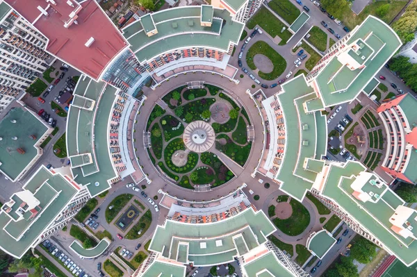 Вид Сверху Геометрическую Структуру Новых Многоэтажных Кондоминиумов Зелеными Газонами Развитой — стоковое фото