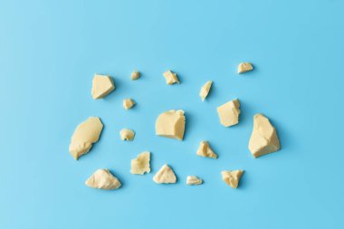 Mavi arkaplana yerleştirilmiş kakao parçalarının içindeki saf, organik tereyağından.