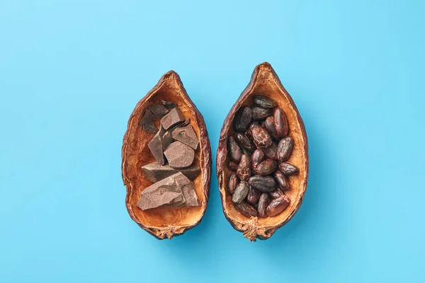 반으로 코코아 꼬투리 위에서 코코아 더미와 배경에 유기농 초콜릿 덩어리로 — 스톡 사진