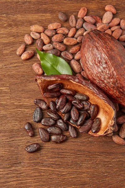 Van Bovenaf Van Hele Gehalveerde Cacaopads Met Een Stapel Donkere — Stockfoto