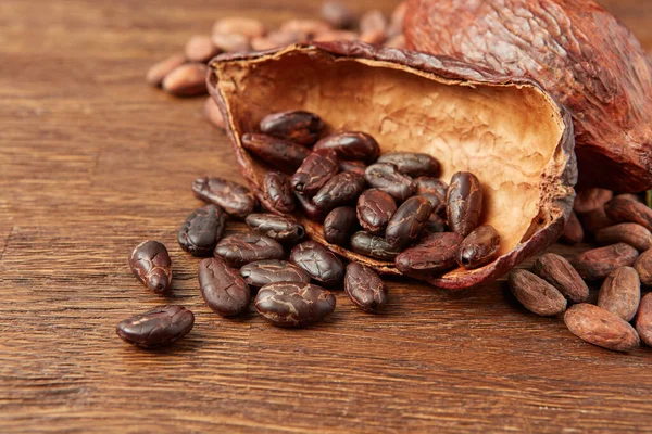 Gros Plan Fèves Cacao Aromatiques Pelées Dans Moitié Gousse Cacao — Photo