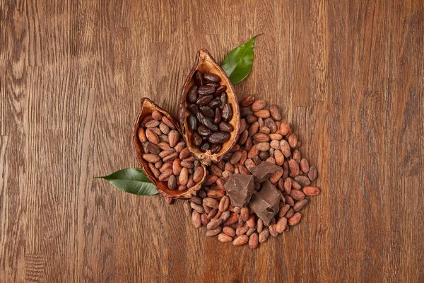 Desde Arriba Mitad Vainas Árbol Theobroma Llenas Montones Granos Cacao — Foto de Stock