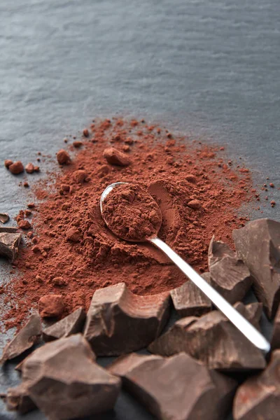 Зверху Органічний Гіркий Порошок Какао Ложкою Купою Шоколадних Шматочків Сірому — стокове фото