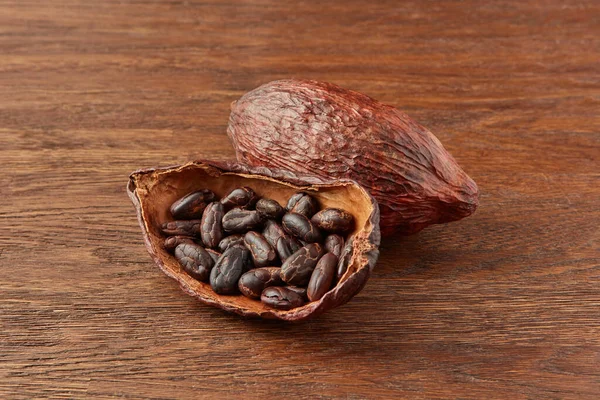 Biologische Natuurlijke Peul Van Cacaoboom Gevuld Met Bruine Cacaobonen Houten — Stockfoto