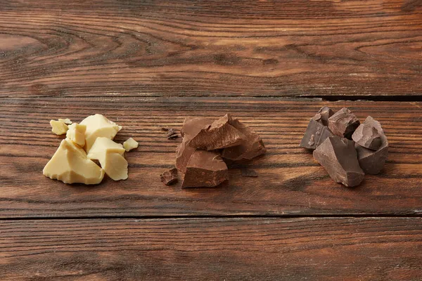 Acima Mencionado Jogo Branco Leite Chocolate Escuro Esmagado Pedaços Colocado — Fotografia de Stock