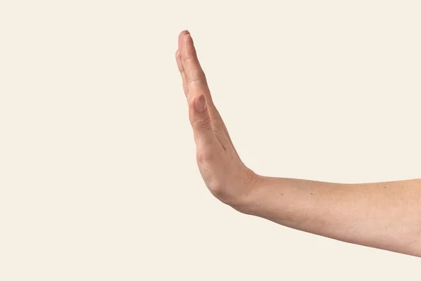 白人女性の手を停止または制限記号 手のひらを開いた横ベージュの背景に隔離されたジェスチャー — ストック写真
