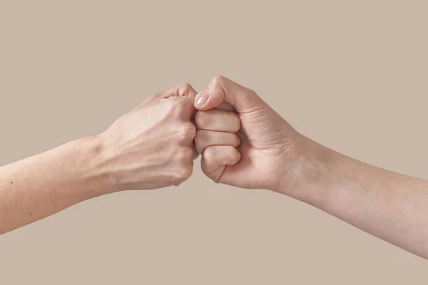 男性と女性の手の拳はベージュの背景に孤立友情のシンボルを一緒に入れます 同胞団素晴らしい拳が合意としてバンプ — ストック写真