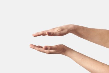 Ürün yerleştirme pozisyonu için kısa açık kadın elleri beyaz arka planda izole edilmiş. Yumuşak kavra kadın elleri.