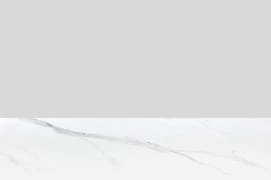 Sade gri arkaplanla karıştırılmış doğal beyaz mermer dokusu. Mutfak mobilyası tasarımı için yaratıcı taş sanat. Soyut lüks şablon.