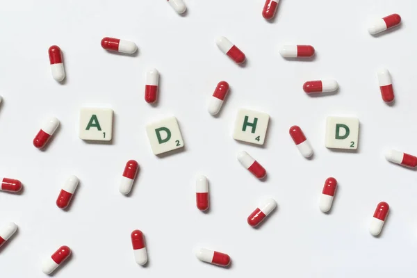 Mot Adhd Formé Blocs Scrabble Comprimés Pharmaceutiques Sur Fond Blanc — Photo