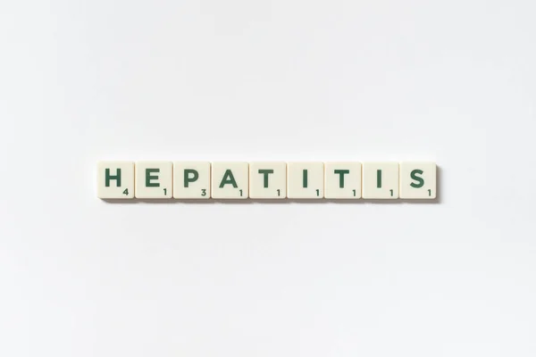 Hepatit Kelimesi Beyaz Zeminin Üzerindeki Tırnak Bloklarından Oluşmuş Karaciğer Hastalığı — Stok fotoğraf