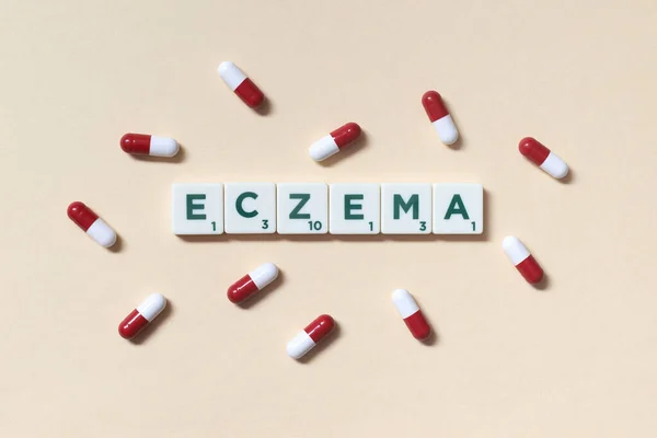 Bej Arka Plana Saçılmış Scrabble Blokları Ilaç Haplarından Oluşan Egzama — Stok fotoğraf
